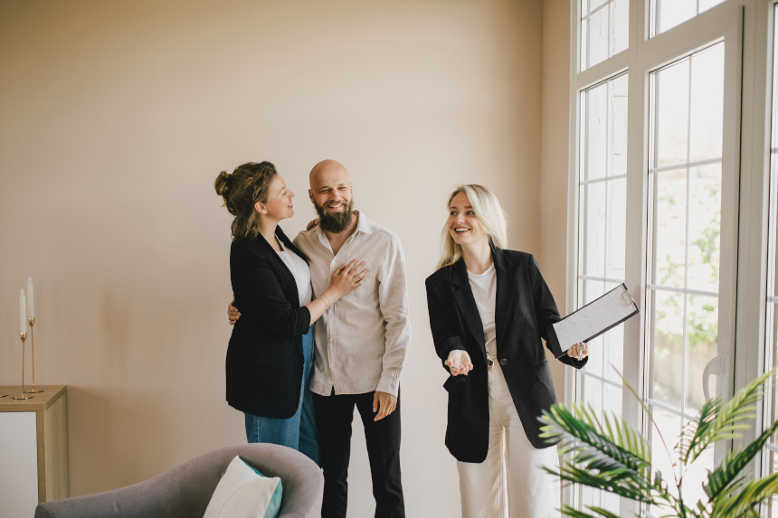 Real estate agent is presenting a flat to a couple